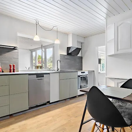 Nice In Bording With Kitchen *